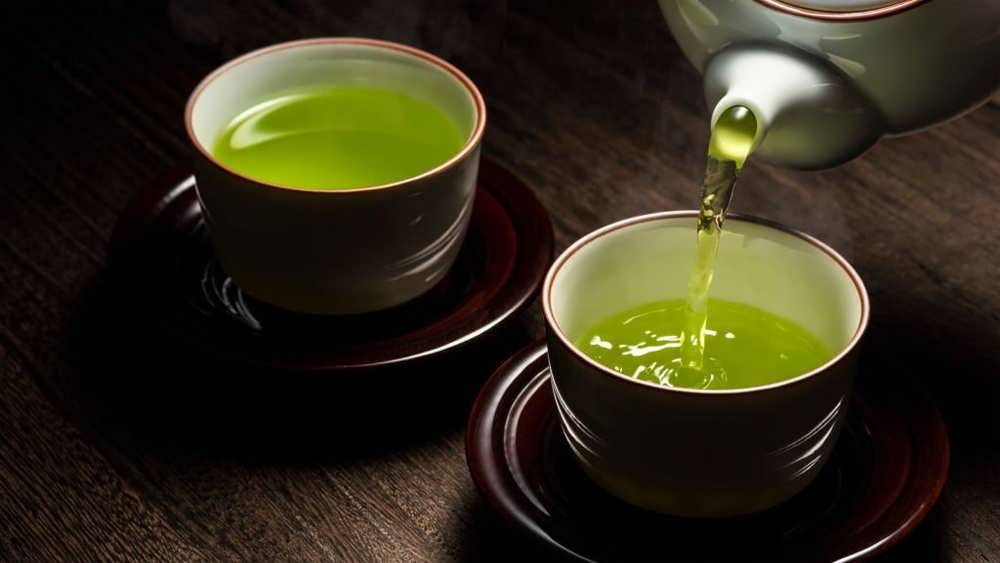 ریختن چای سبز